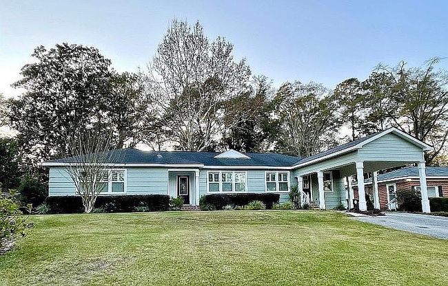 Photo of 303 Lakeview Dr, Andalusia, AL