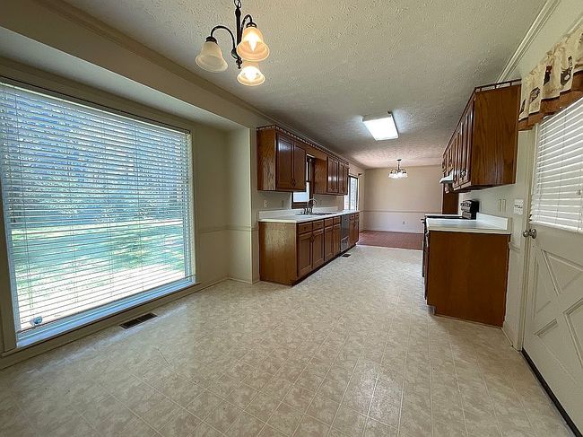 Image of 2209 S Oaks Dr