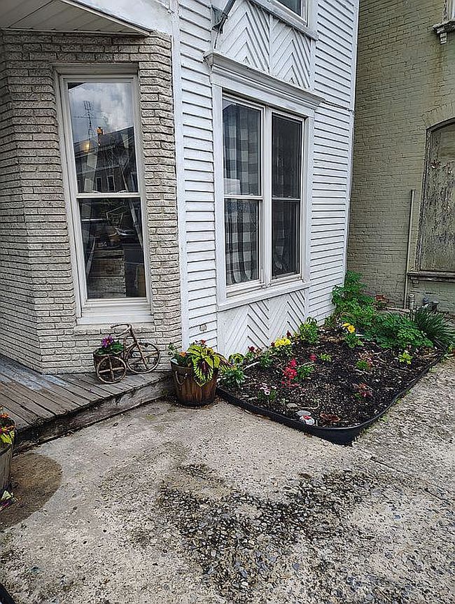 Image of 115 E Market St