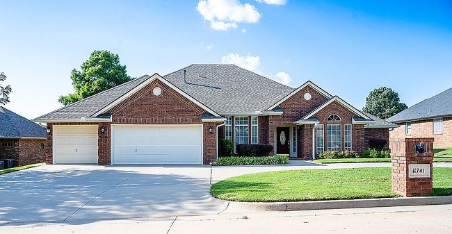 Photo of 11741 Hackney Ln, Yukon, OK