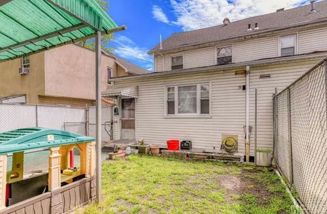 Image of 583 Chestnut St