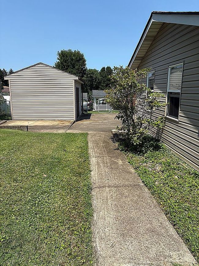 Photo of 1213 W Fir Dr, Latrobe, PA