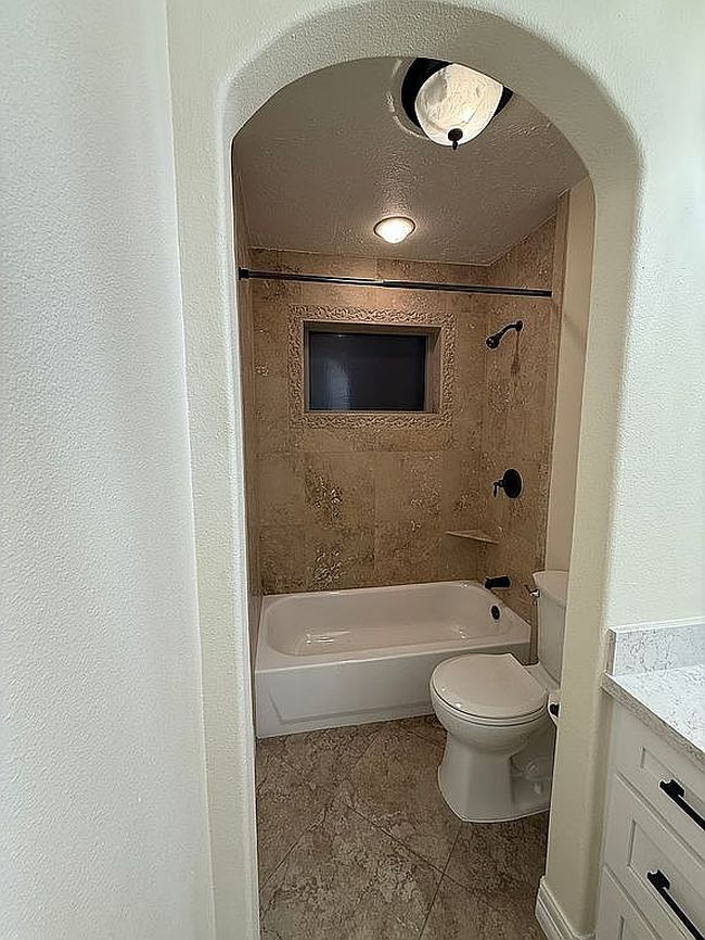 Photo of 346 Stonehenge Ln, Houston, TX