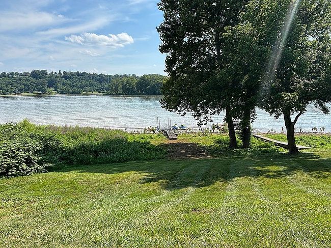 Photo of 1 Bay Pointe Dr, Belpre, OH