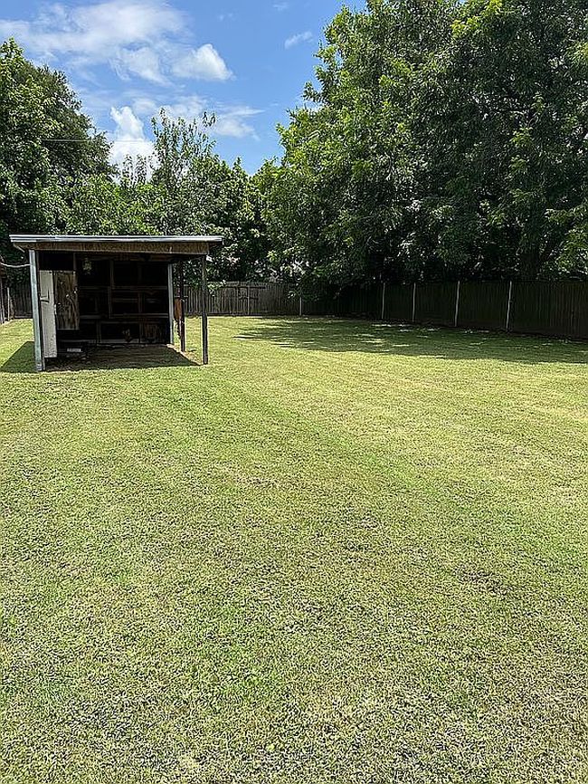 Photo of 756 N Masters Dr, Dallas, TX