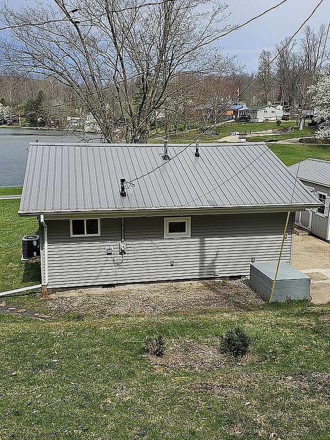 Image of 824 Crystal Lake Rd