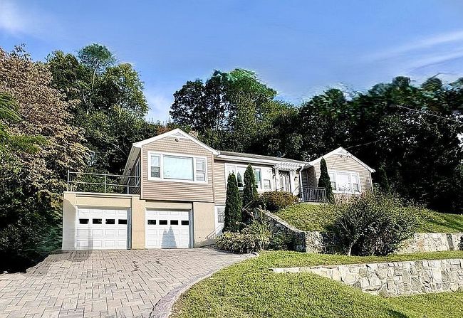 Photo of 11 Meadowbrook Dr