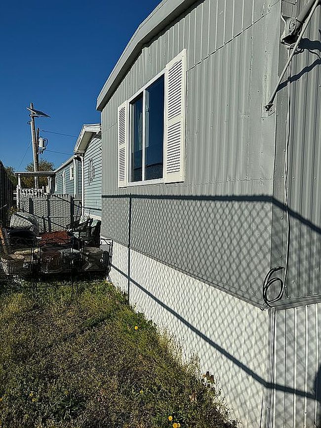 Image of 190 W 24th St Trailer D5