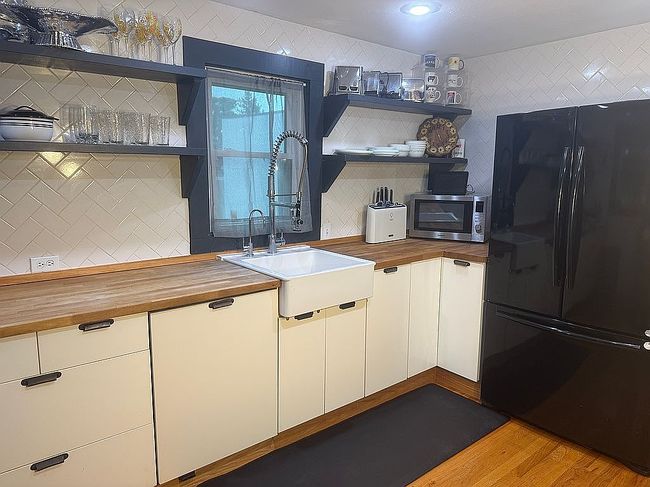 Additional photo 3 of property located at 211 Nw Alpine Dr