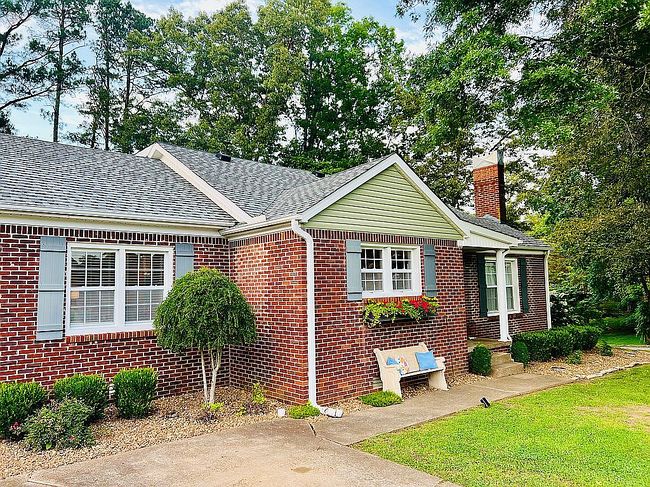 Photo of 50 Lakewood Dr, Lexington, TN