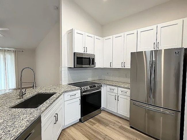 Image of 1737 N Lakewood Ave