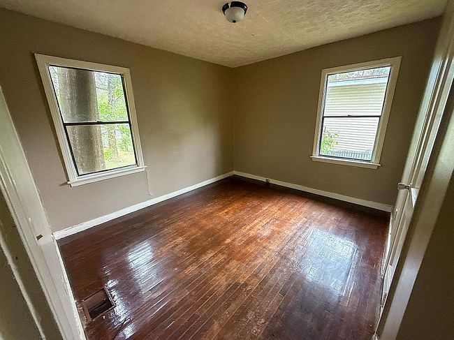 Image of 324 Lawrence Rd