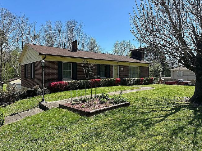 Photo of 902 Meadowood Dr Ne, Lenoir, NC