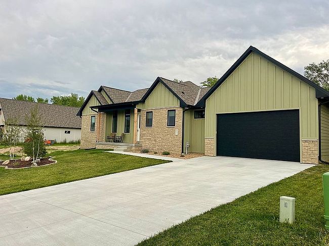 Preview of property located at 821 S Lakeview Way