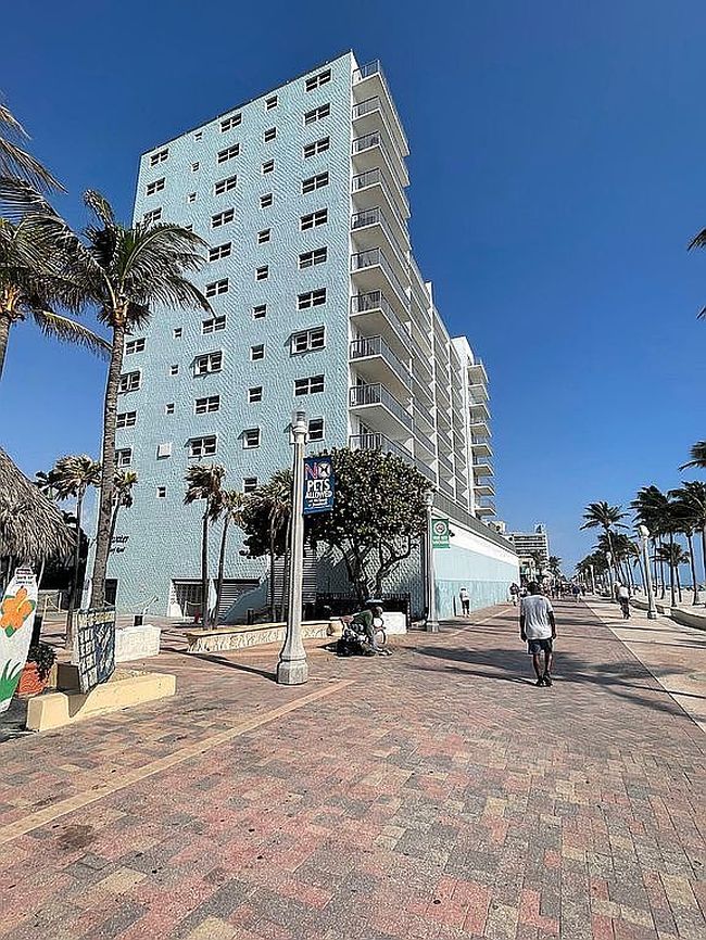 Additional photo 3 of property located at 400 N Surf Rd Apt 703