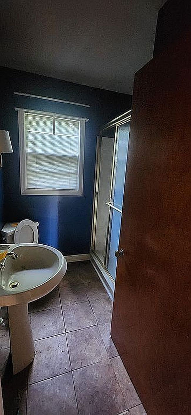 Image of 2100 Middle Ln