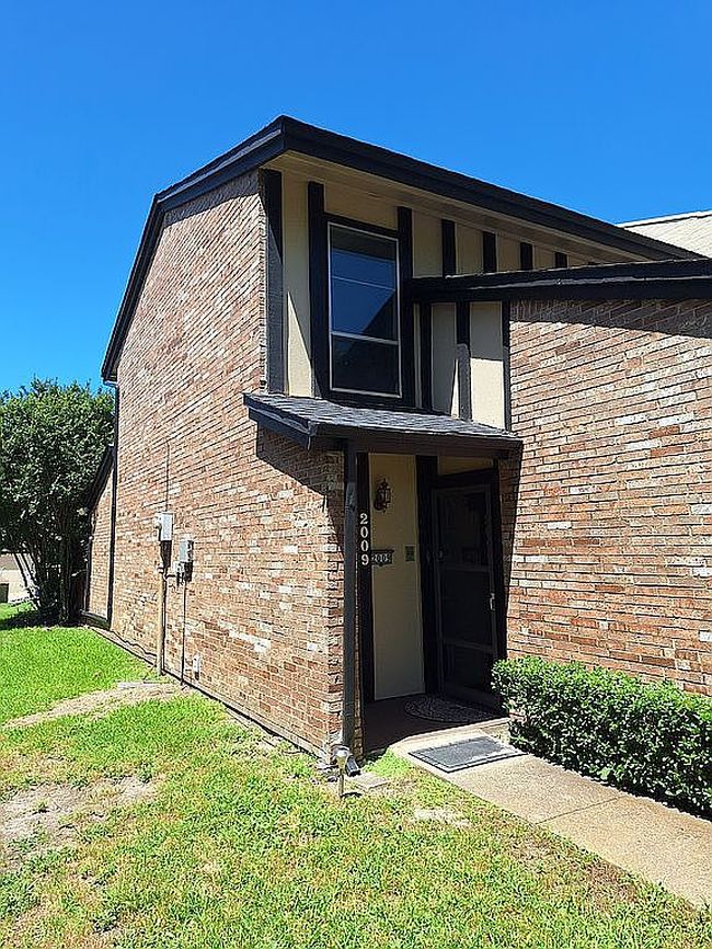 Additional photo 1 of property located at 2009 Town Ct