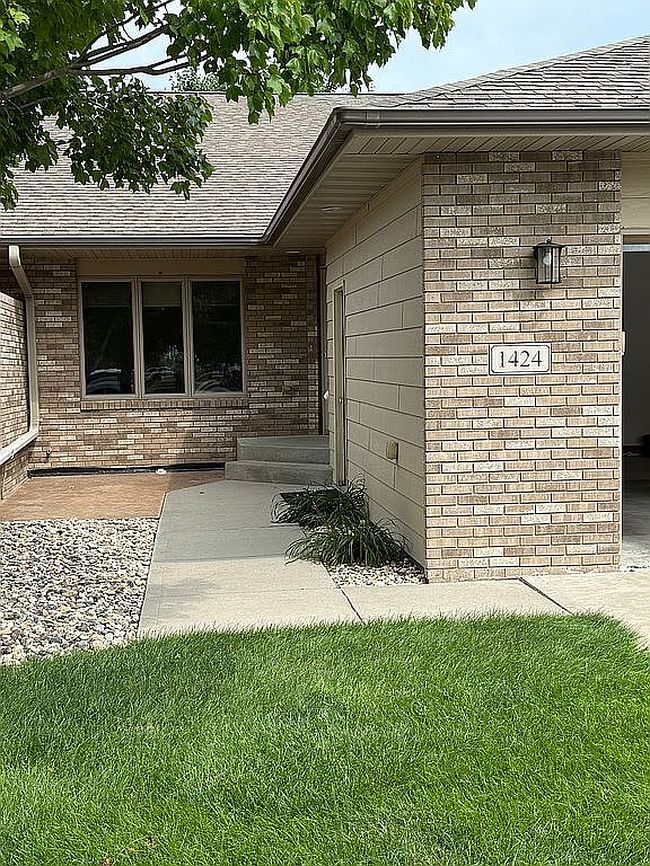 Photo of 1424 Sharpstone Dr, Mitchell, SD