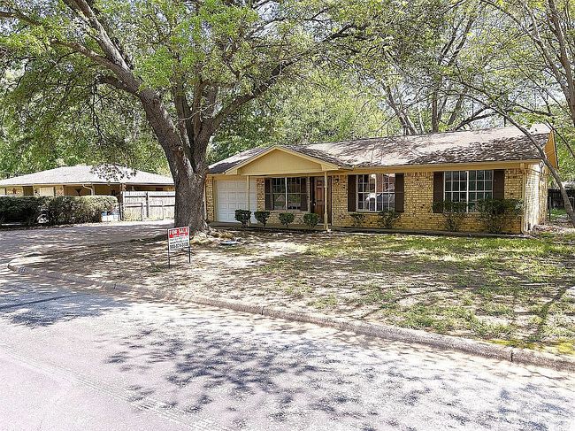 Photo of 208 N Rainbow Dr, Whitehouse, TX