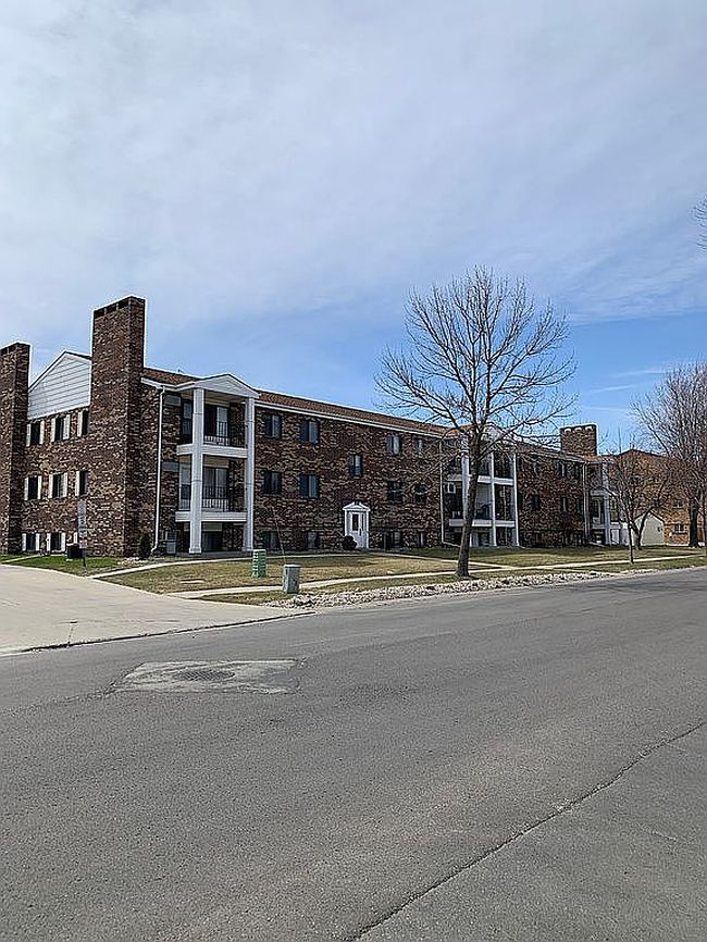 Image of 341 Prairiewood Cir S Apt 202