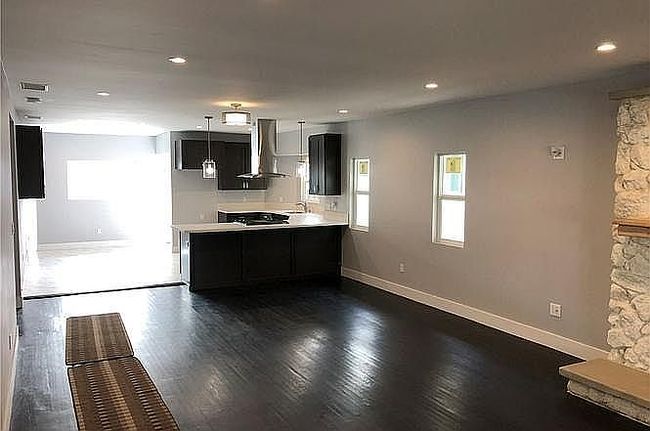 Additional photo 3 of property located at 1128 W 49th St