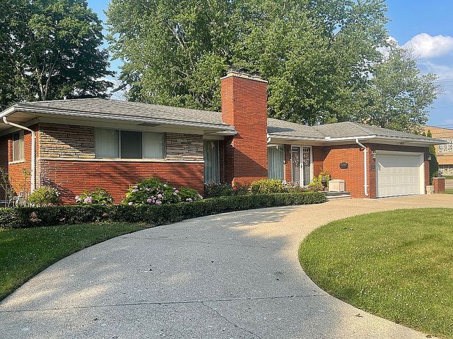 Photo of 602 N Higbie Pl, Grosse Pointe Woods, MI