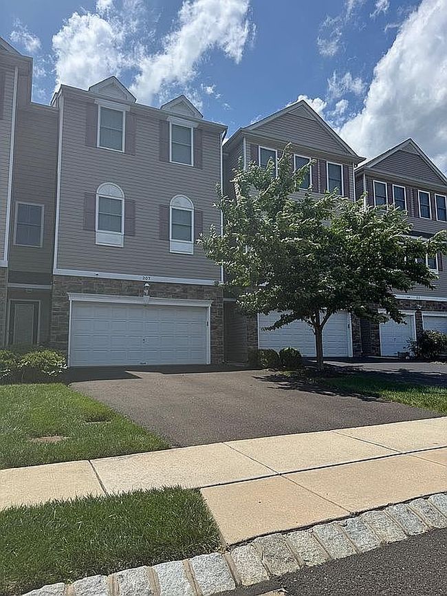 Photo of 207 Saddlebrook Dr, Bensalem, PA