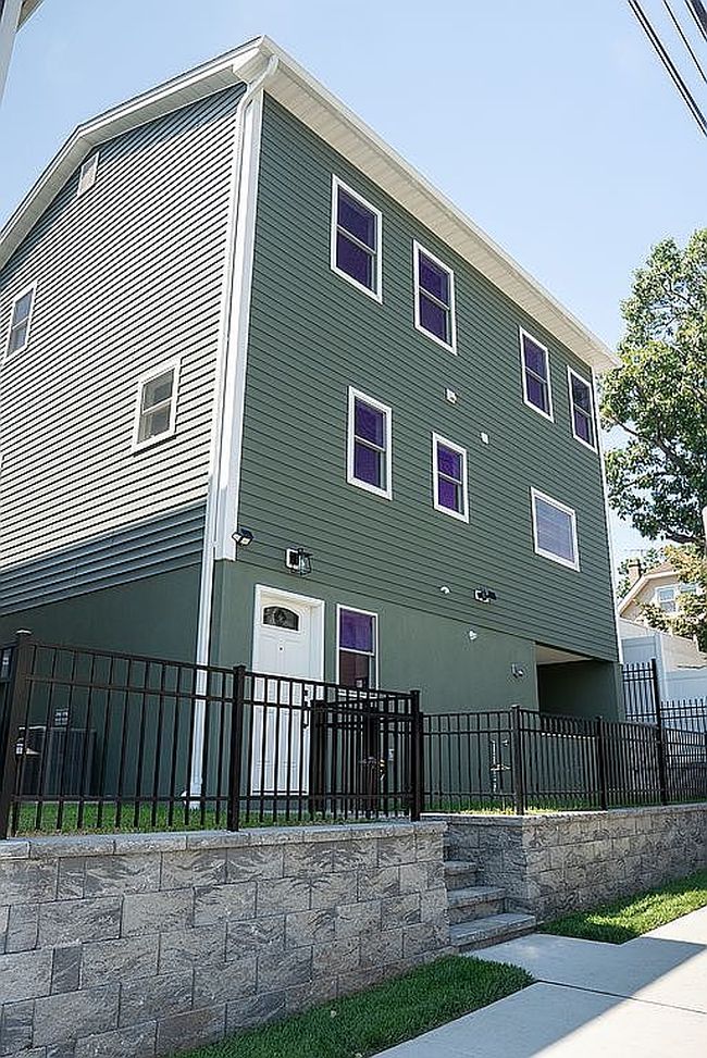 Photo of 782 5th Ave