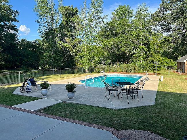 Image of 210 Chinaberry Ln