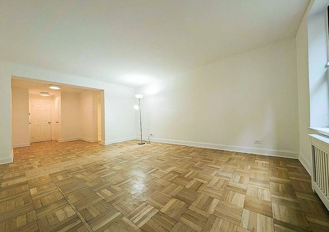 Additional photo 4 of property located at 2420 Morris Ave Apt 1A