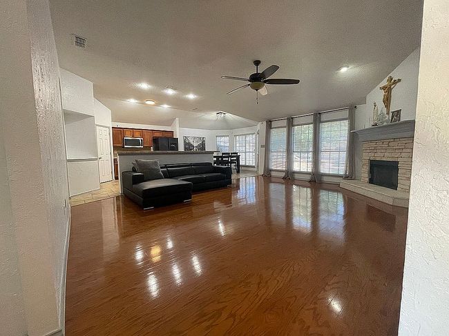 Additional photo 2 of property located at 201 Settlers Glen Trl