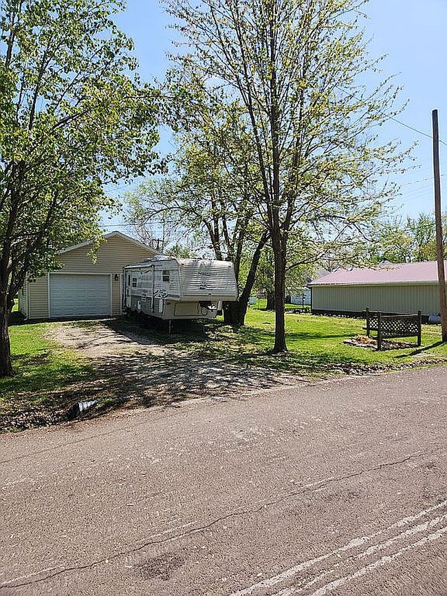 Image of 400 E Lake St