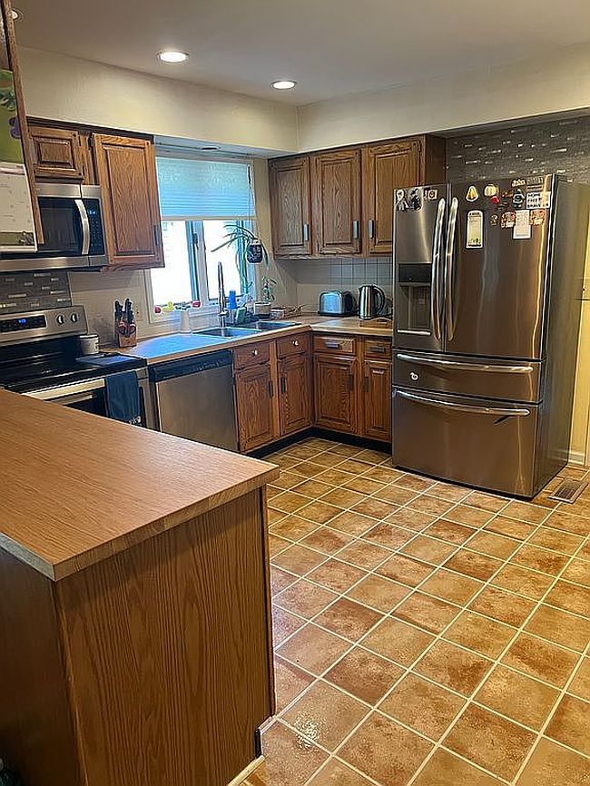 Photo of 305 N Scarlet Oak Ln, Hendersonville, NC