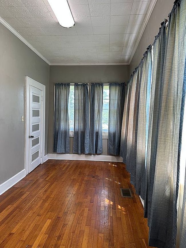 Additional photo 1 of property located at 324 S Oak St