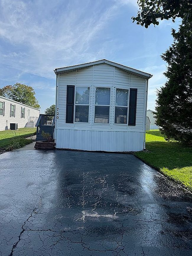 Photo of 720 N Huckleberry Ave