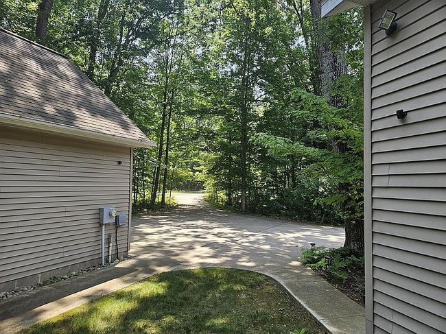 Photo of 102 Maid Marian Way, Roscommon, MI
