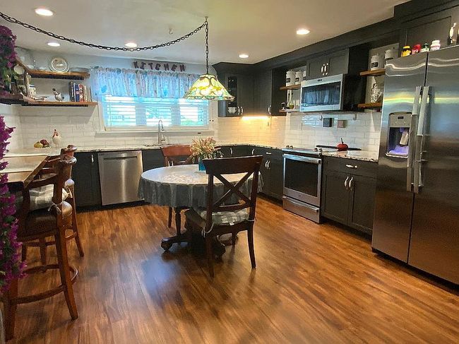 Photo of 8 Bening Ln, Holbrook, NY