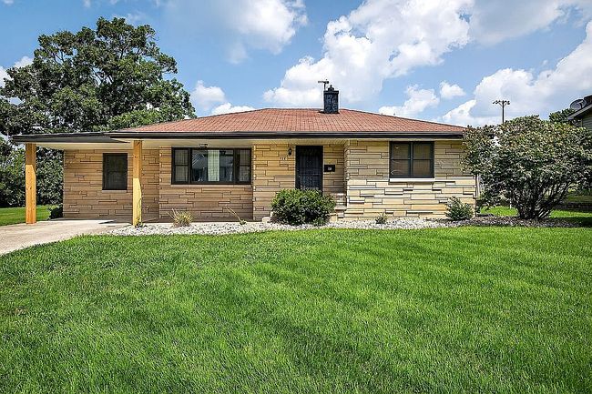 Photo of 738 Sunset Dr, Bloomfield, IN