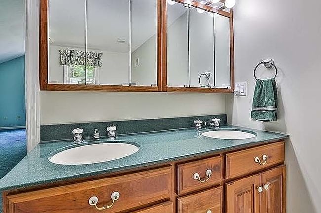 Photo of 129 Cambridge Rd, Bedford, NH