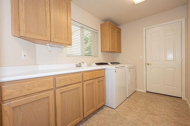 Photo of 609 Summerwood Dr, Medford, OR