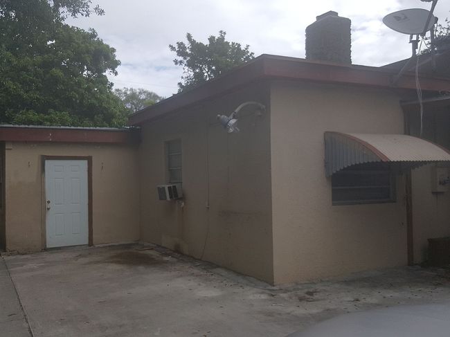 Additional photo 1 of property located at 585 Ne 163rd St