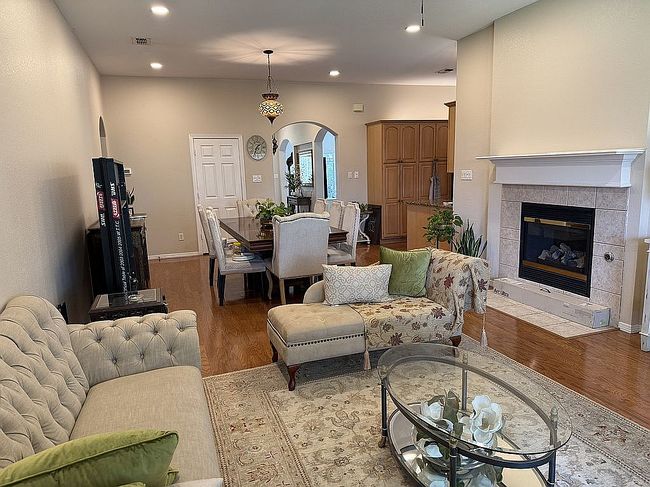 Photo of 621 Carriage Ln