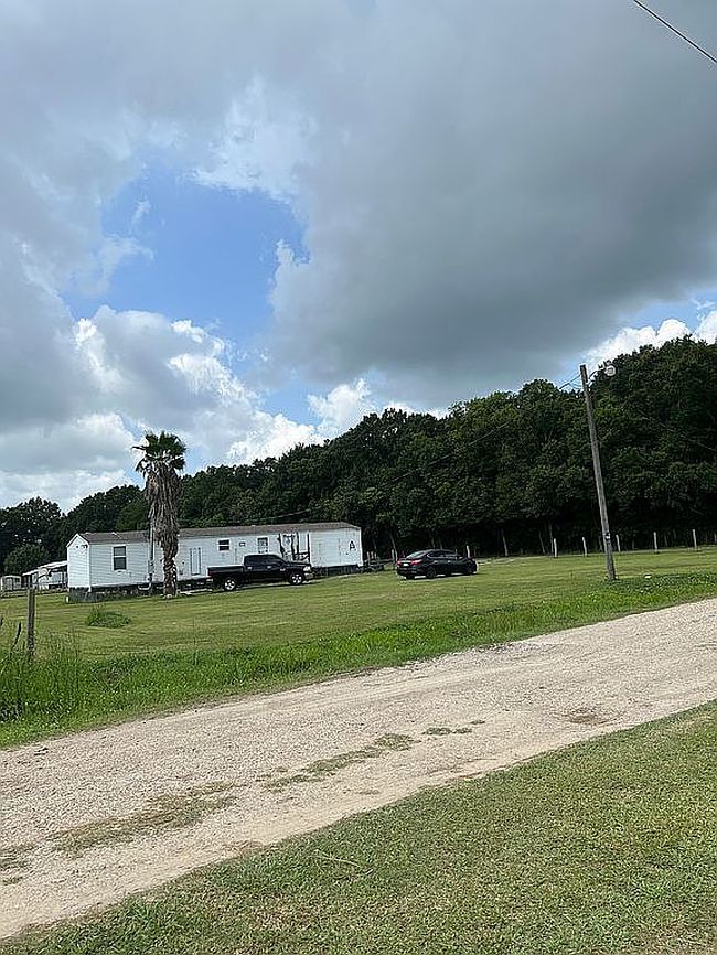 Photo of 1130 A & B Nassans Rd, Saint Martinville, LA