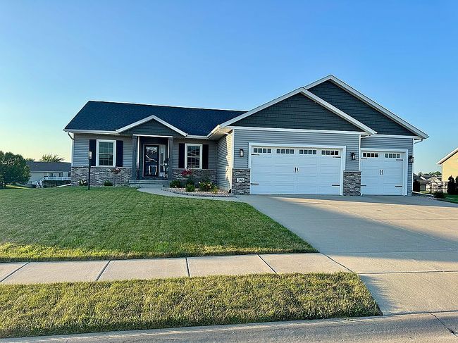 Photo of 346 Hillside Dr, Eldridge, IA