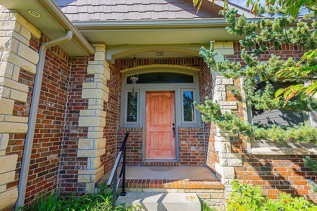 Additional photo 3 of property located at 1246 N Forestview Ct