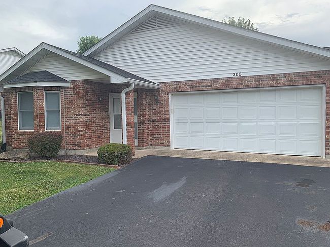 Photo of 305 E Green Tree Ln, Farmington, MO