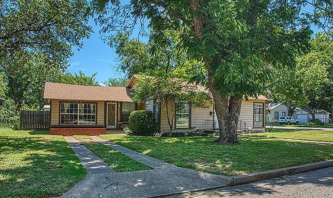 Photo of 502 Madison St, Cleburne, TX
