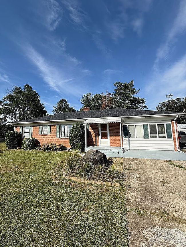 Photo of 1002 Roundelay Rd, Lynchburg, VA