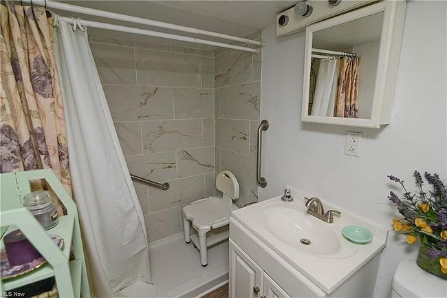Photo of 65 Park Ave, Struthers, OH