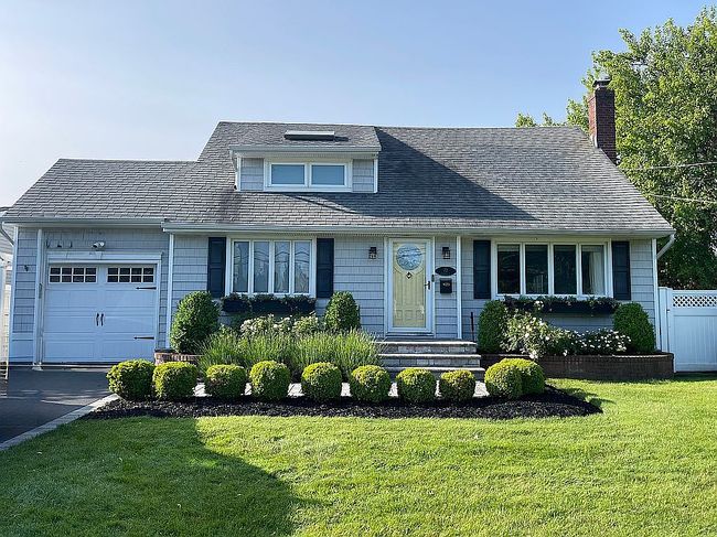Photo of 72 Clinton St, Babylon, NY